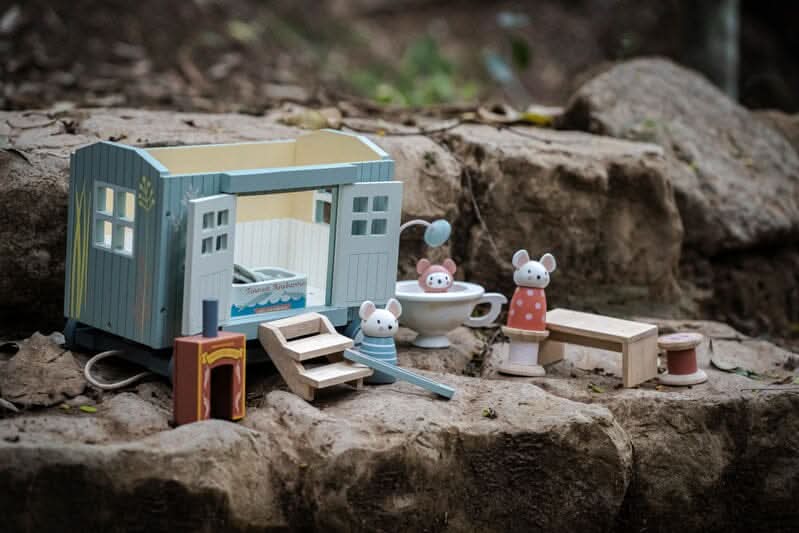 Wooden Shepherd’s Hut Playset – 27cm - Waydiy